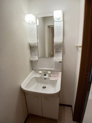 洗面設備　明るい洗面所です