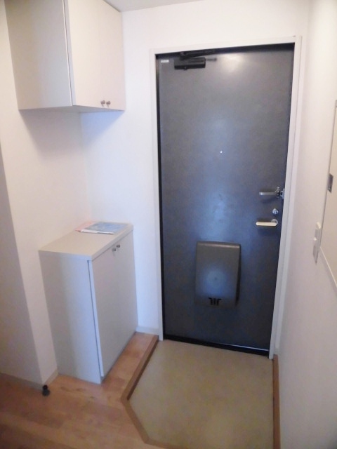 玄関　同建物の別号室のお写真です。