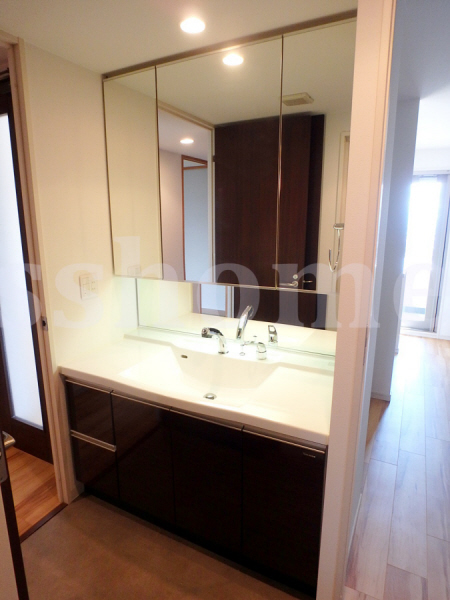 洗面設備　大きな洗面台