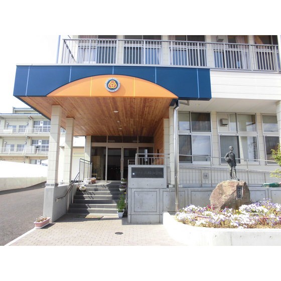 小学校　長野市立三輪小学校（小学校）まで747m