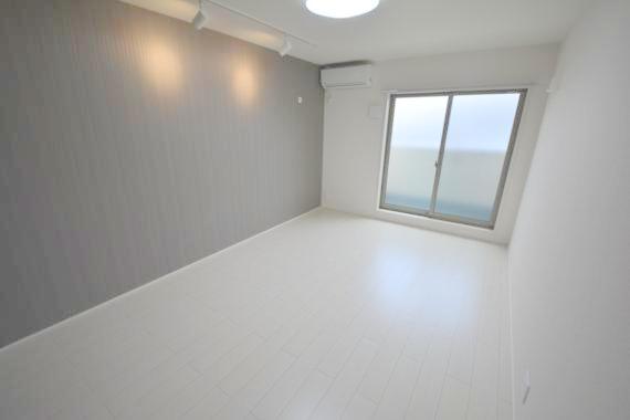 居室・リビング　白を基調とした内装でおしゃれで、落ち着ける空間です。