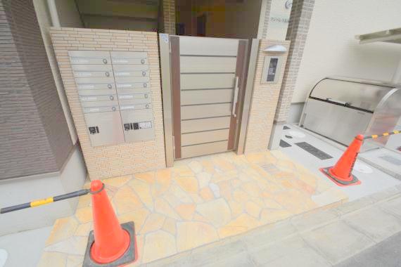 エントランス　オシャレなエントランスは安心のオートロック付きです。