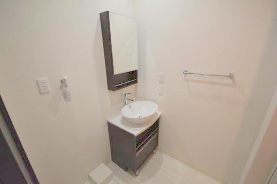 洗面設備　身支度が出来る独立洗面台です。