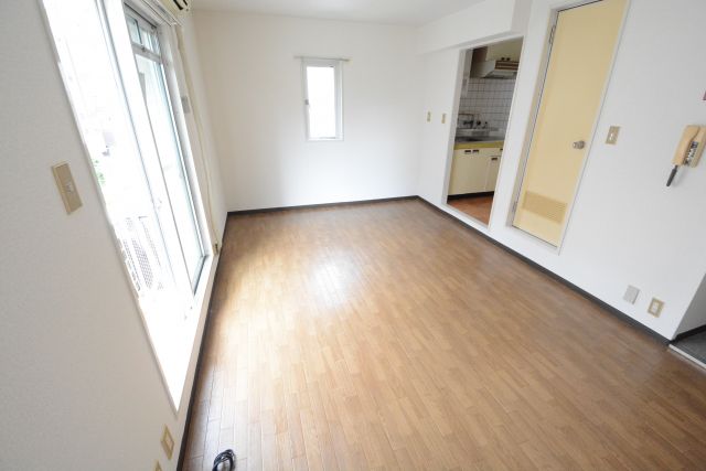 居室・リビング　2面採光で明るいお部屋です！北東角部屋！