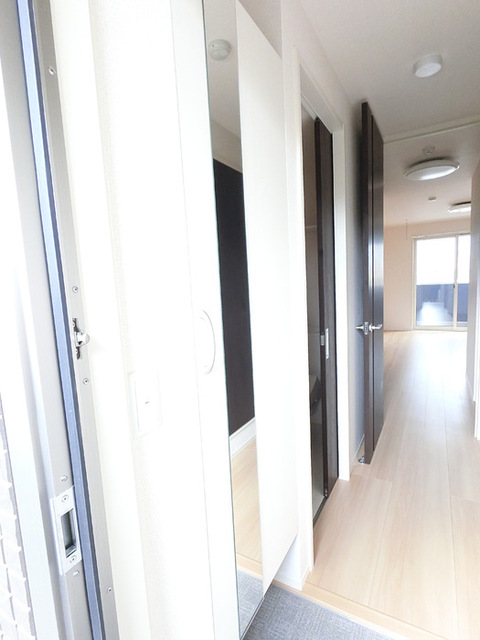 玄関　広めのＢｏｘは収納力ばっちり。トールタイプのミラーついてます