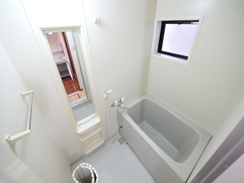 バス・シャワールーム　バスルーム（お風呂トイレ別）　窓付（換気良好）