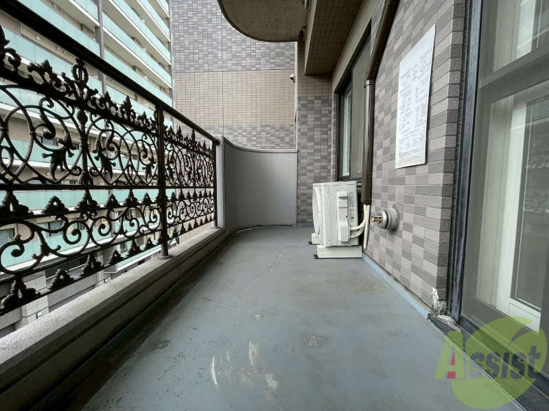 バルコニー　バルコニーは幅があり、広い印象を受けました。