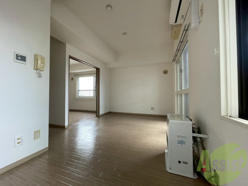 居室・リビング　リビングです。窓が大きくて明るいですね！