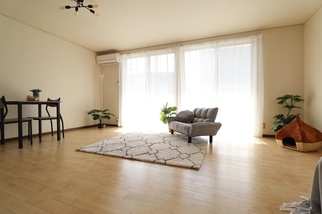 居室・リビング　日当たりの良い15帖の洋室です♪