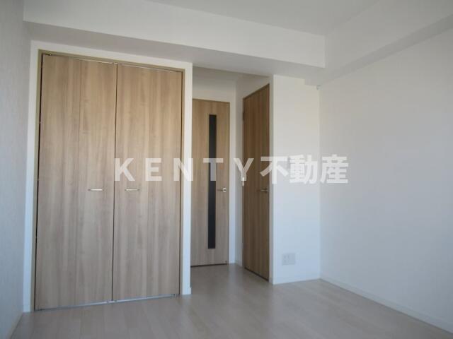 その他部屋・スペース　落ち着いた色調の寝室です