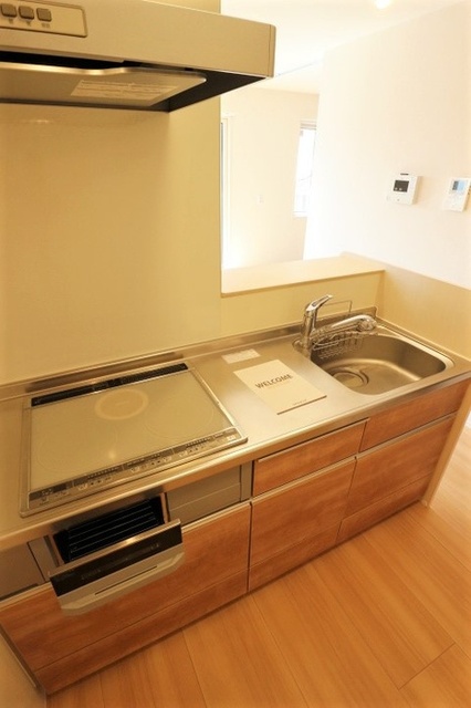 キッチン　ＩＨコンロ３口　グリルも付いてます