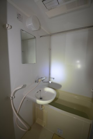 バス・シャワールーム　浴室乾燥機付きです♪