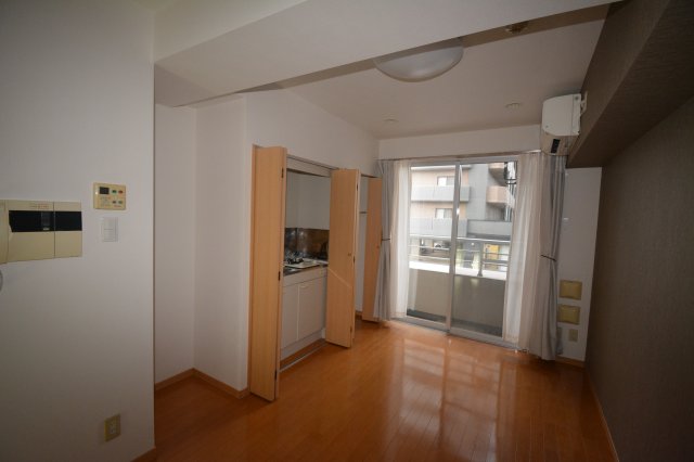 居室・リビング　エアコン付きで夏も冬も快適です♪