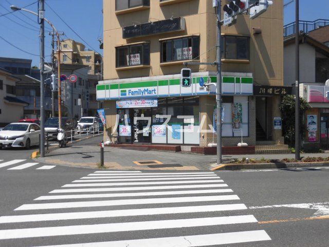 コンビニ　ファミリーマート 八王子万町店（コンビニ）まで215m