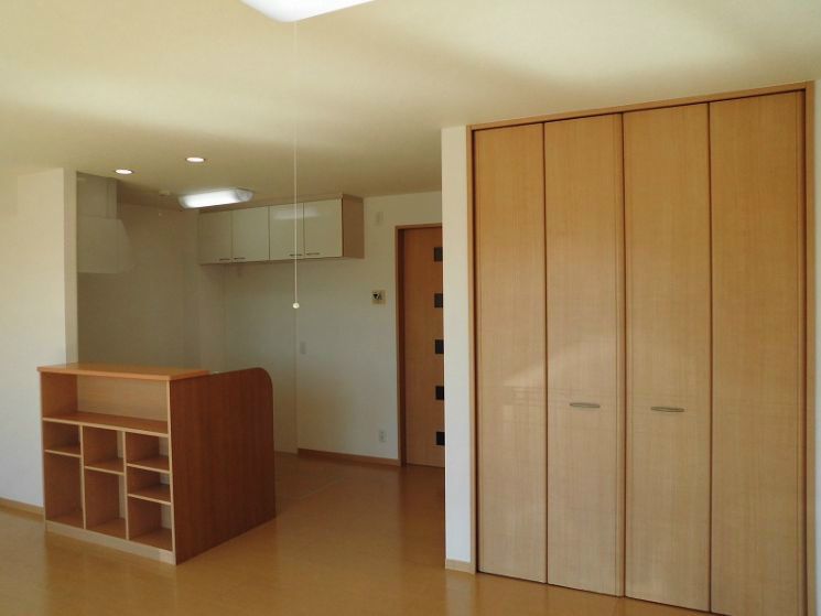 居室・リビング　別号室の写真となります（現状を優先します）