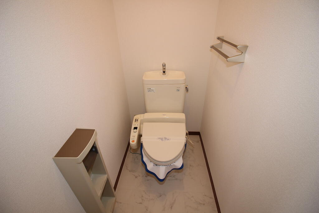 トイレ　トイレ（リノベーション前の写真）