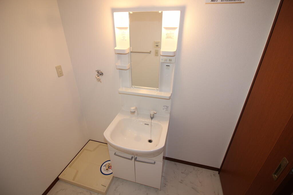 洗面設備　洗面台（リノベーション前の写真）