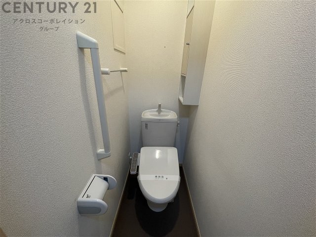 トイレ　温水洗浄便座付きのトイレです♪