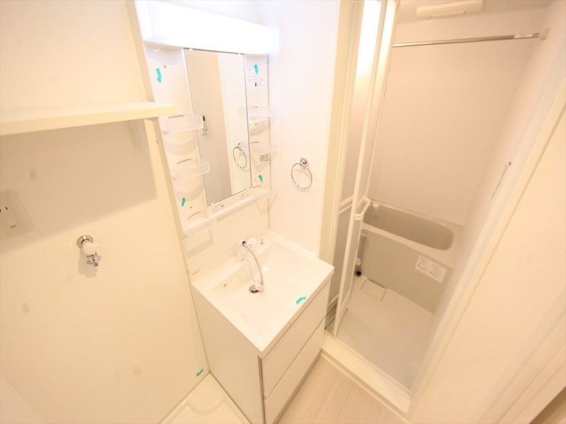 洗面設備　脱衣所　独立洗面台（シャンプードレッサー付）収納スペース有
