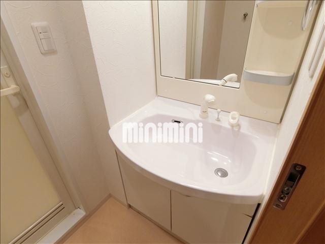 洗面設備　朝の支度もスムーズな独立洗面台。