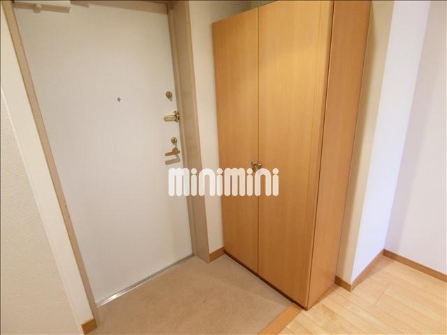 玄関　背の高い下駄箱で靴もたっぷり収納できます。