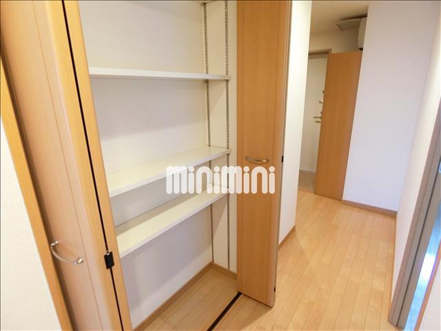 その他設備　廊下にも収納付きです。