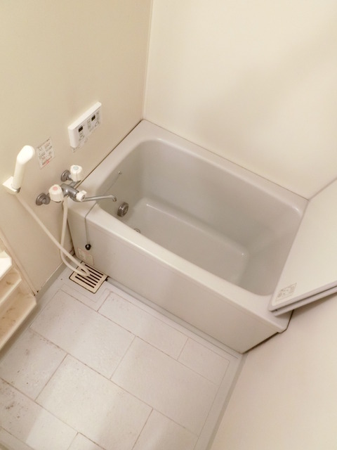 バス・シャワールーム　清潔感のあるバスルームで１日の疲れを癒しましょう。