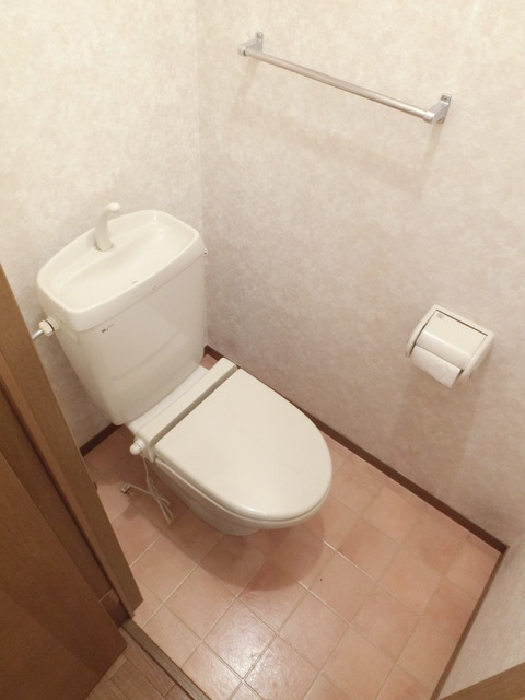 トイレ　落ち着く広さのトイレスペースです。