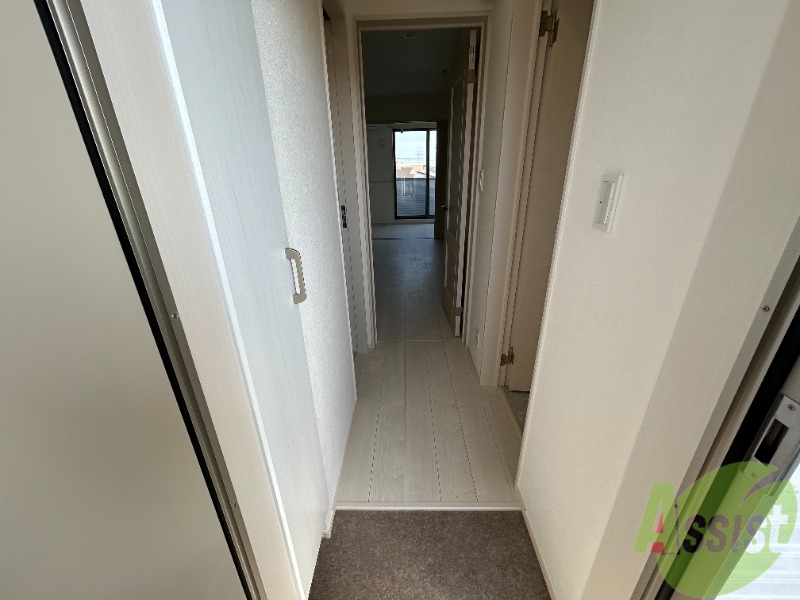 玄関　玄関からはこんな感じ。丁度いい高さのステップがございます。