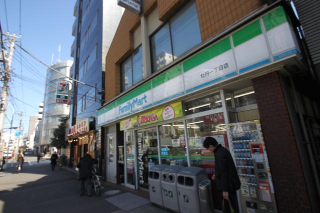 コンビニ　ファミリーマート牡丹一丁目店（コンビニ）まで121m