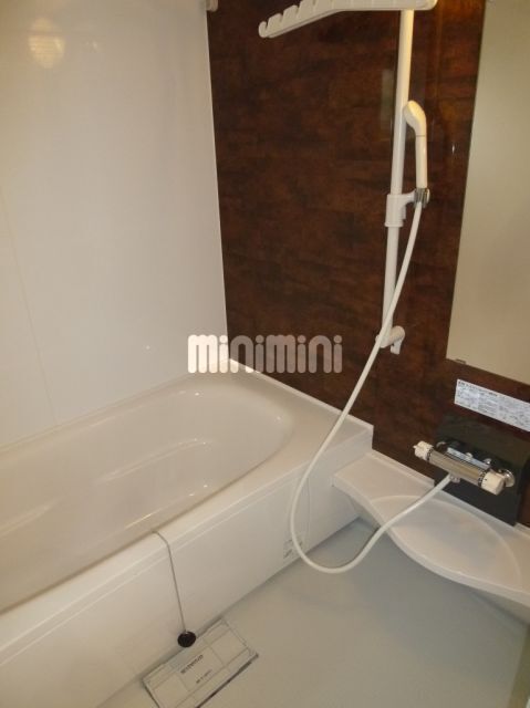 バス・シャワールーム　乾燥機付きのバスルームです。