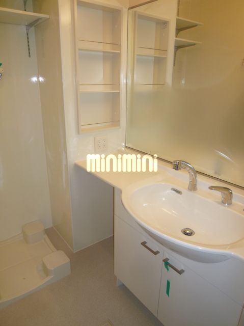 洗面設備　嬉しい独立洗面台です。