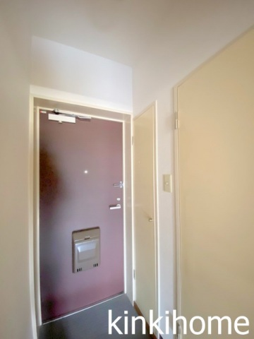 玄関　写真は別のお部屋のものでございます