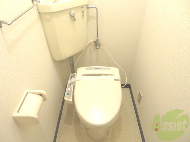 トイレ　ウォッシュレット機能便座は快適ですよ。充分な広さもあります。