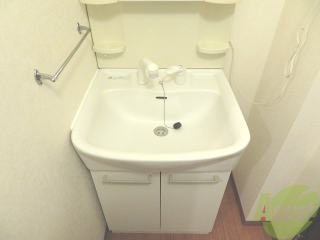 洗面設備　こちらの洗面台は洗髪可能なので、すぐに洗髪出来て便利ですね。