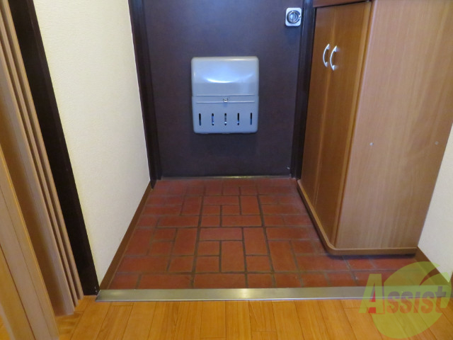 玄関　広さが充分ある玄関です。シューズボックスもついて便利ですね。