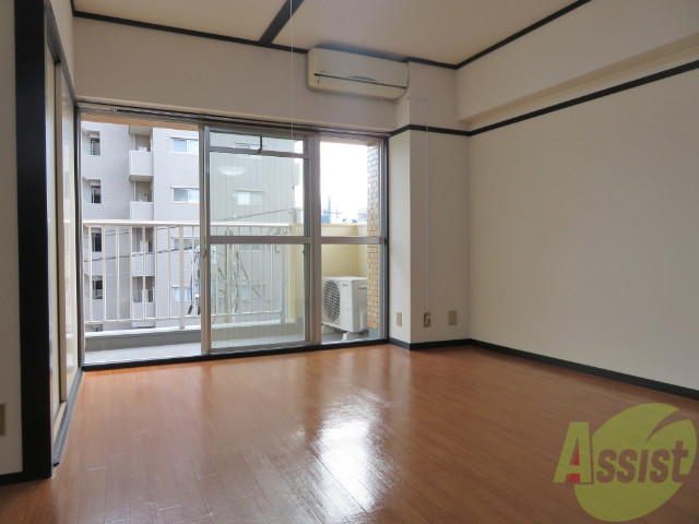 居室・リビング　陽の光が差し込む心地良いリビングで快適にお過ごし出来ますね。