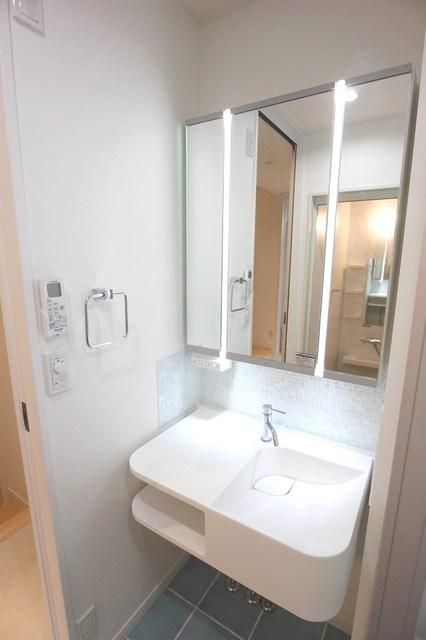 洗面設備　★朝の準備も快適な3面鏡★