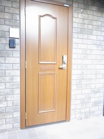 エントランス　重厚感のある玄関扉