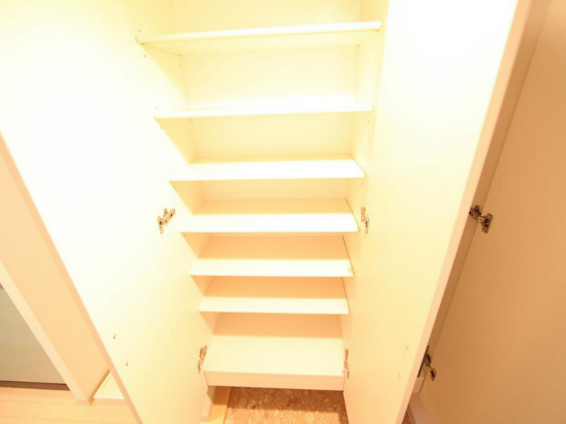 玄関　玄関　シューズボックス付（収納充実してます）