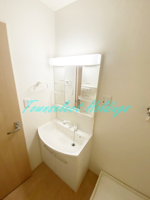 洗面設備　明るい洗面所です