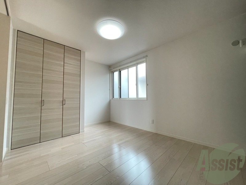 その他部屋・スペース　ベッドを置いても広々使えそうな寝室スペースですね。