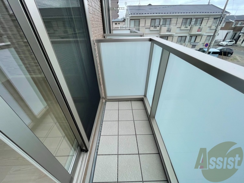 バルコニー　バルコニーが付いているので晴れた日は洗濯物が干せますね