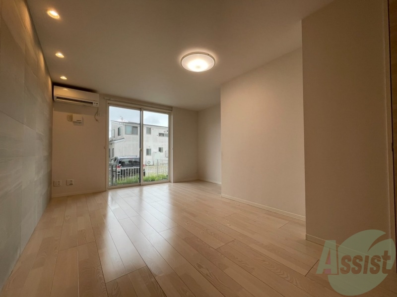 居室・リビング　陽当たりが良く、広々として過ごしやすそうです。