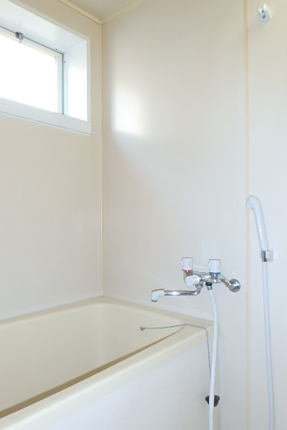 バス・シャワールーム　浴室に窓あり