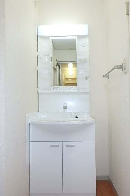 洗面設備　シャワー付洗面化粧台