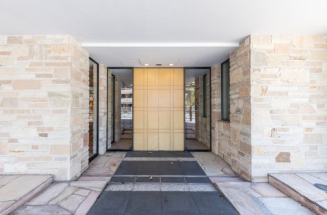 エントランス　落ち着いたエントランスです