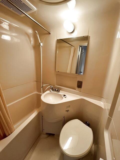 バス・シャワールーム　お掃除がしやすい３点ユニットバスです☆