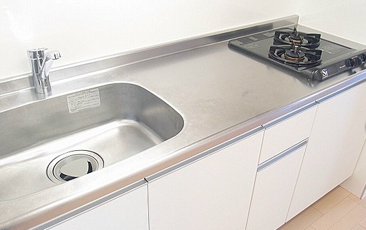 キッチン　まな板も置ける広々システムキッチン