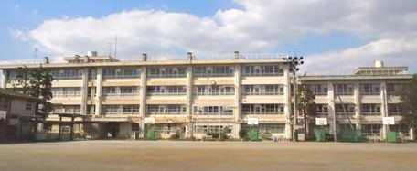 中学校　川崎市立南生田中学校（中学校）まで975m